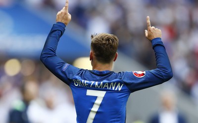 爱游戏电竞精华-刚果球迷街头狂欢彻夜未眠